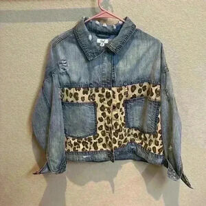 Easel leopard Jean jacket with a distressed look size small but can be sized up.